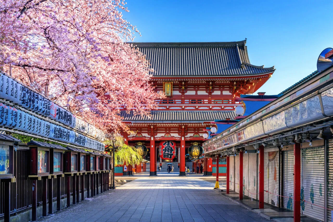 浅草は、東京の歴史的な地区で、浅草寺（東京で最も古く象徴的な仏教寺院）で知られています
