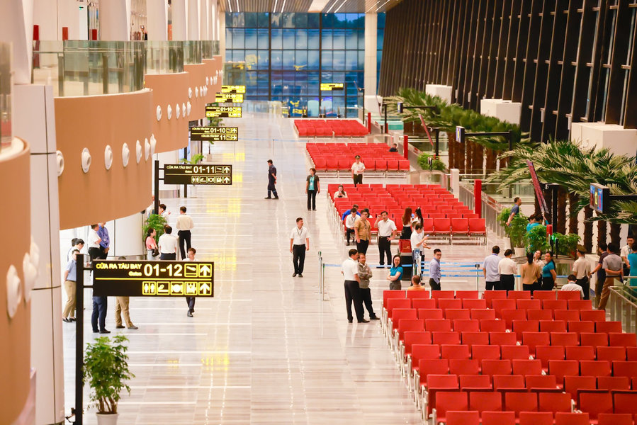 Passengers should pay attention to departure gates, flight times, and airport maps during transit
