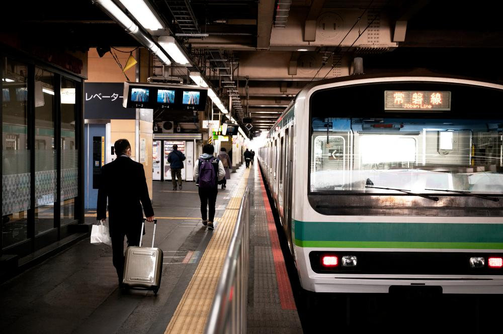 電車は成田空港から東京中心部への高速で便利なアクセスを提供します