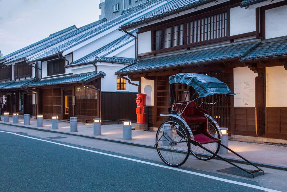 博多旧市街には、日本の伝統的な建築様式を保持した美しい古民家が立ち並び、人力車と共に昔ながらの日本の風情を感じることができる歴史的な街並みが広がっています