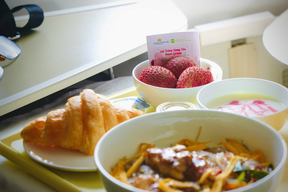 ベトナム航空は、機内で異なる味覚と食事ニーズに対応する様々な食事オプションを提供しています