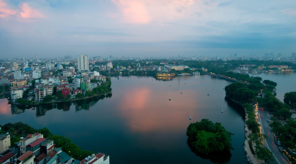 Hanoi’s weather changes distinctly by season, so passengers should check forecasts in advance to pack appropriate clothing