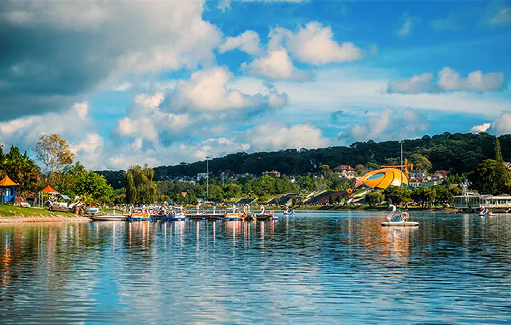 Xuan Huong Lake exudes a poetic charm that captivates countless visitors to Da Lat 