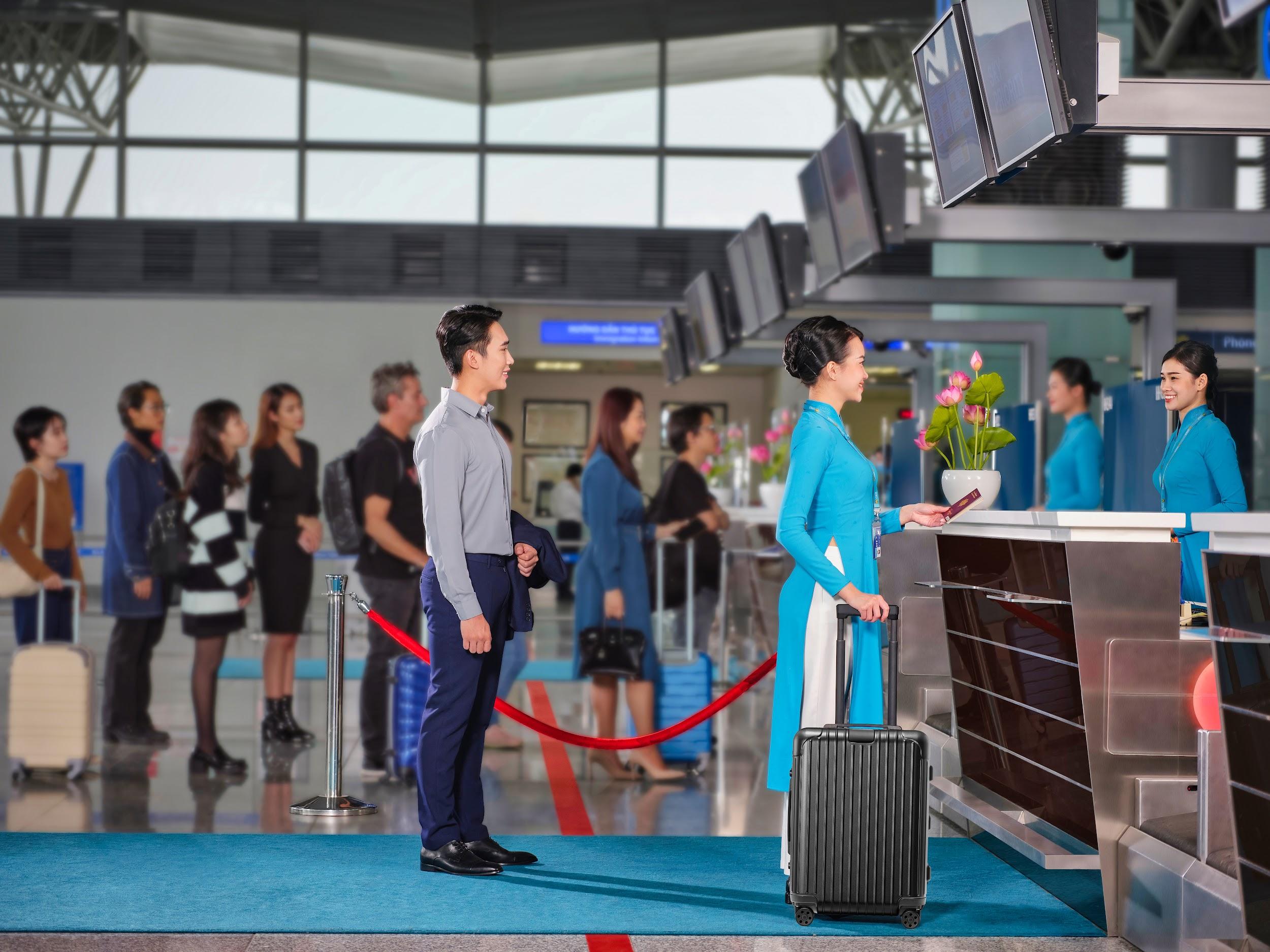 バス、シャトルサービス、タクシーを含む複数の便利な交通手段がハノイ市中心部とノイバイ空港を結んでいます