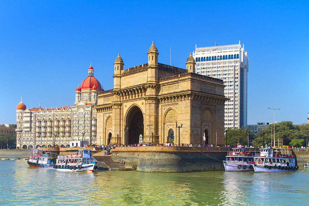 インド門は、アラビア海を見下ろすムンバイの歴史的記念碑です