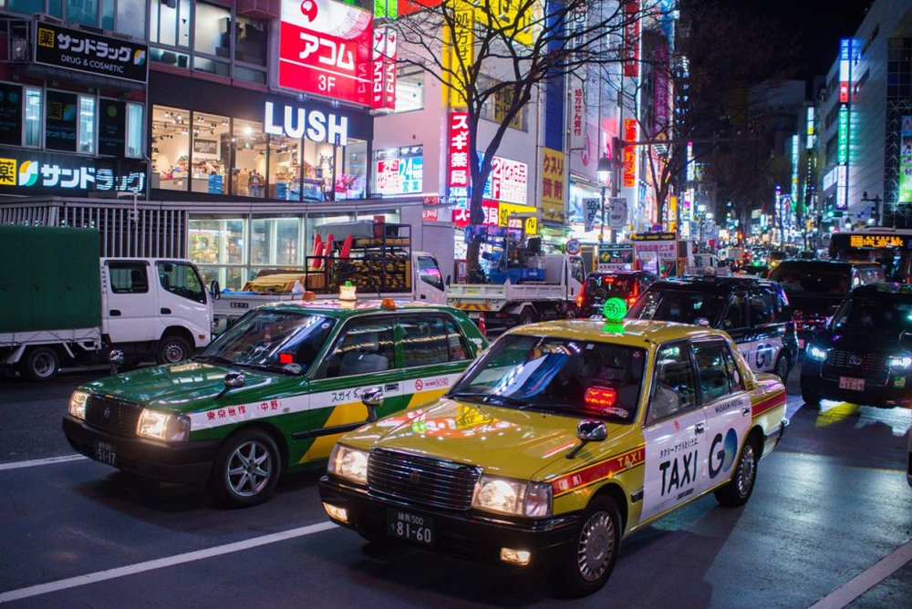 関西空港へは、電車、バス、またはタクシーでアクセスすることができ、目的に応じて選択できます