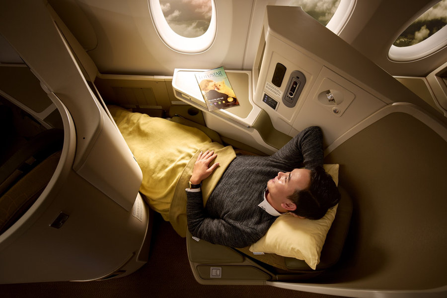 Passengers should adjust sleep schedules and stay hydrated to help minimize jet lag when traveling between Vietnam and the USA’s different time zones
