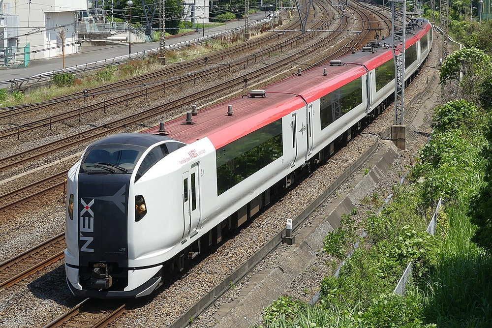 乗客は成田エクスプレス、スカイライナー、タクシー等の多様な交通手段で成田空港・羽田空港まで移動できます