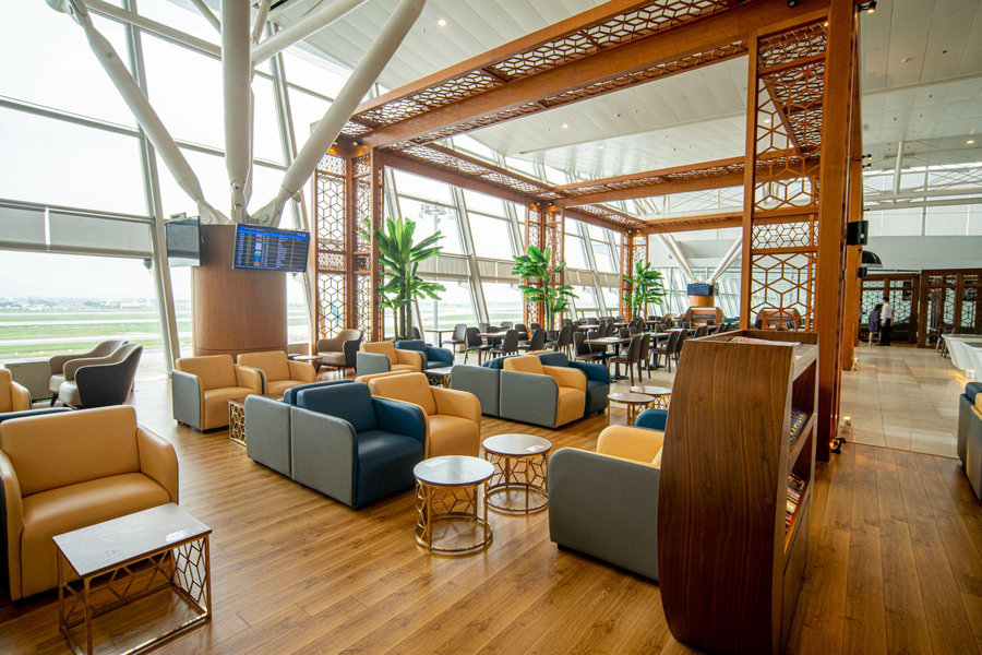 Passengers can comfortably pass the time in the Business Lounges during their wait