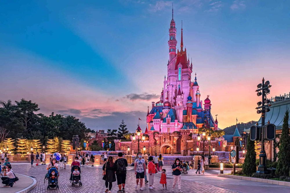 香港ディズニーランドは、エキサイティングなアトラクション、愛されるディズニーキャラクター、あらゆる年齢層向けの忘れられないエンターテイメントで童話が生き生きと蘇る魔法のテーマパークです
