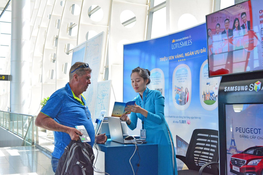 Vietnam Airlines provides the tourist transit tour service to go sightseeing at the most popular attractions in Ho Chi Minh City and Hanoi