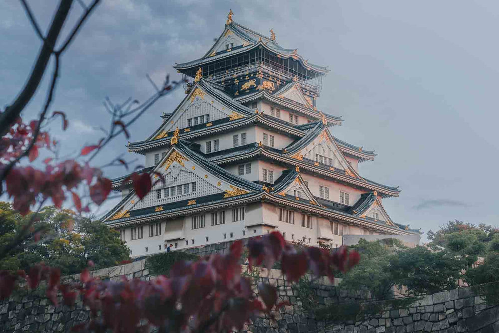 大阪城 - 歴史的建築と風景豊かな公園環境で有名な大阪の象徴的シンボル