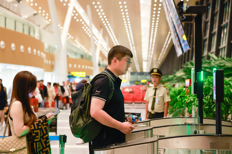 Vietnam Airlines offers through check-in and baggage transfer for passengers with connecting flights under the same booking reference
