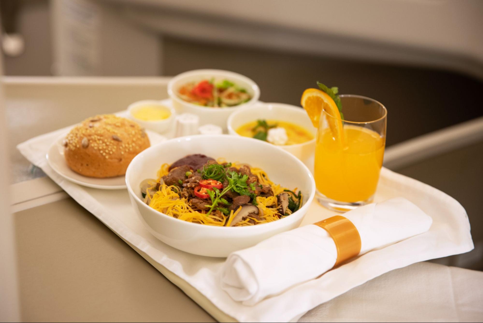 ベトナム航空の美味しく栄養価の高い機内食は、長距離フライトの疲労を和らげます