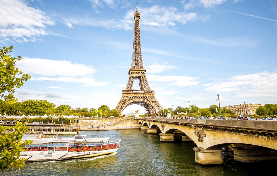 Tháp Eiffel - biểu tượng của thủ đô Paris, nổi tiếng là công trình cao nhất thế giới 