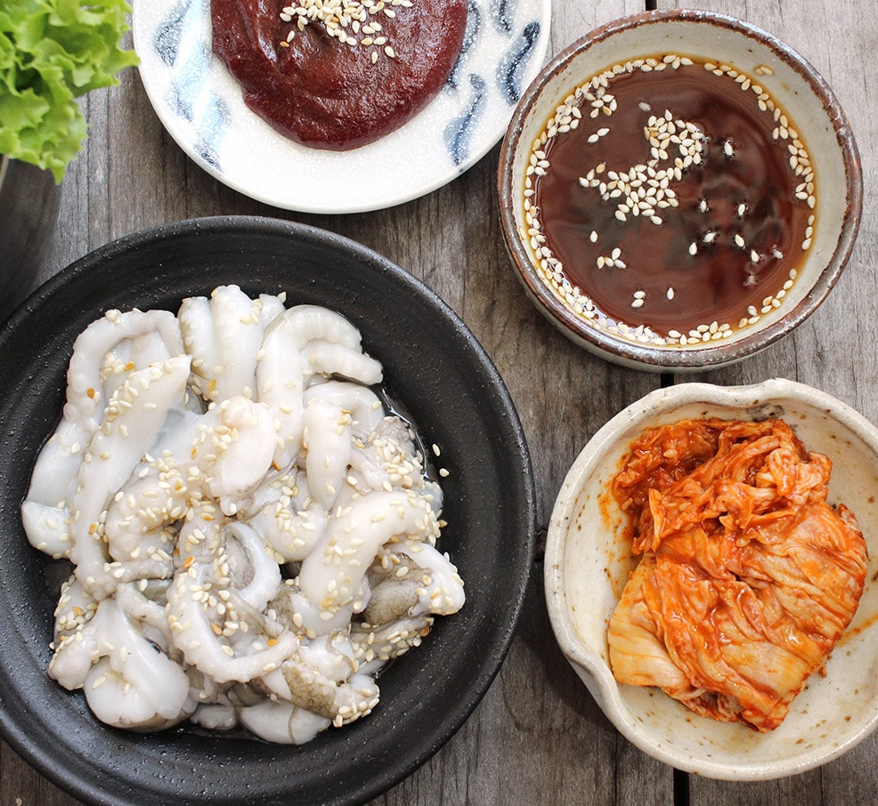 Bạch tuộc sống Sannakji là món ăn nổi tiếng và không nên bỏ lỡ khi tới Busan, Hàn Quốc