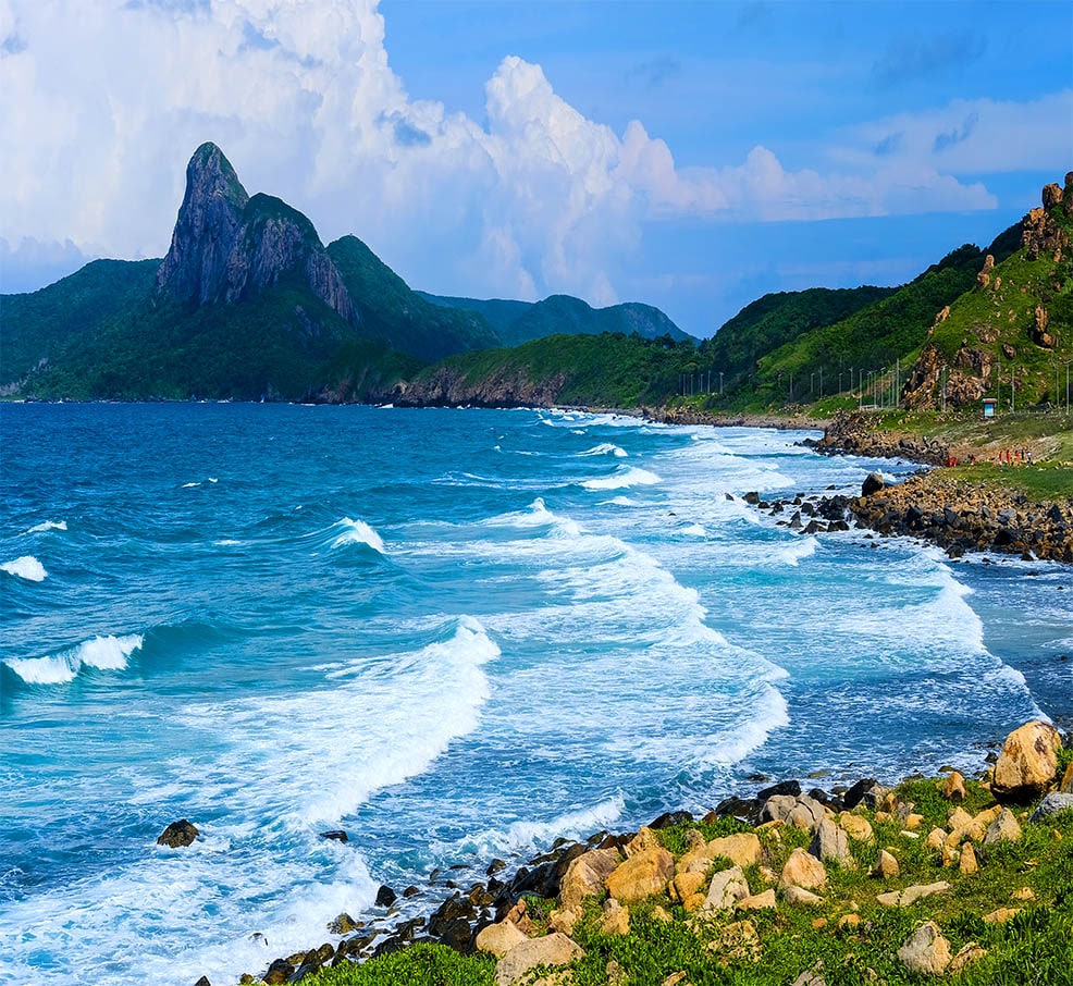 Biển ở Côn Đảo nổi tiếng bởi nét đẹp tự nhiên với những bãi cát trắng dài và nước biển trong xanh