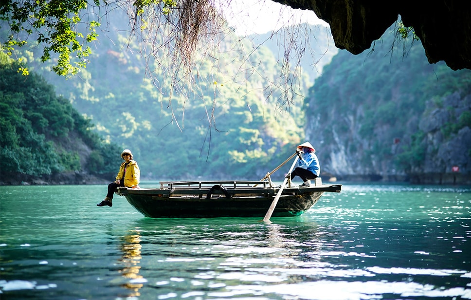 Du khách thích thú trải nghiệm ngắm cảnh quan thiên nhiên khi đi thuyền tại Hang Luồn - Hải Phòng