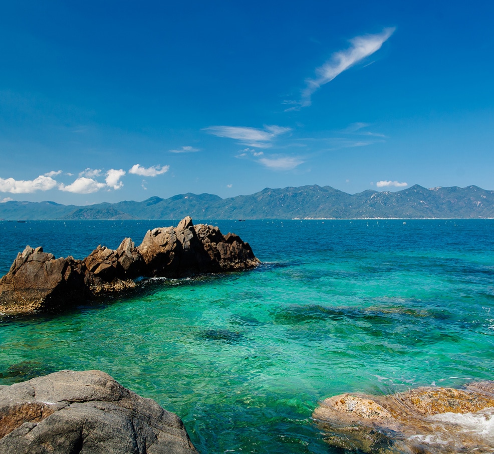 Vịnh Nha Trang nổi tiếng với màu bước biển xanh ngọc