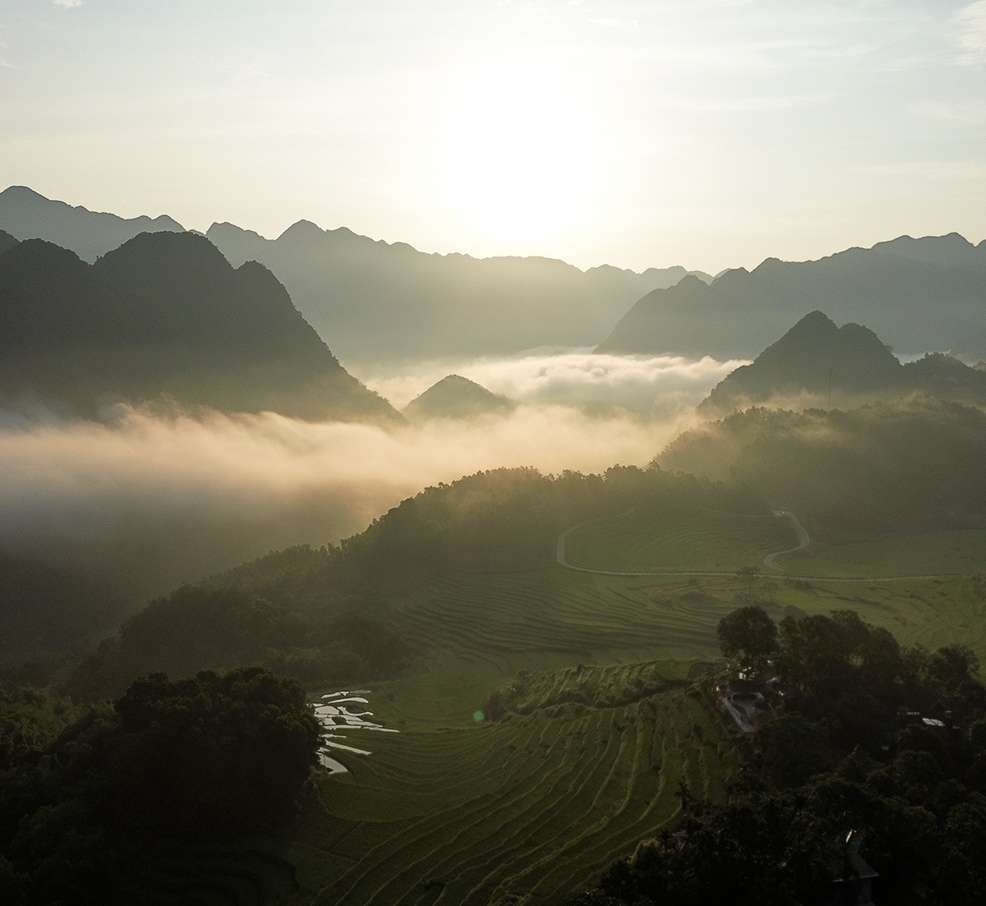 Vẻ đẹp mắt hoang vu bí mật của núi non và những cánh ruộng bậc thang bát ngát chập chùng 