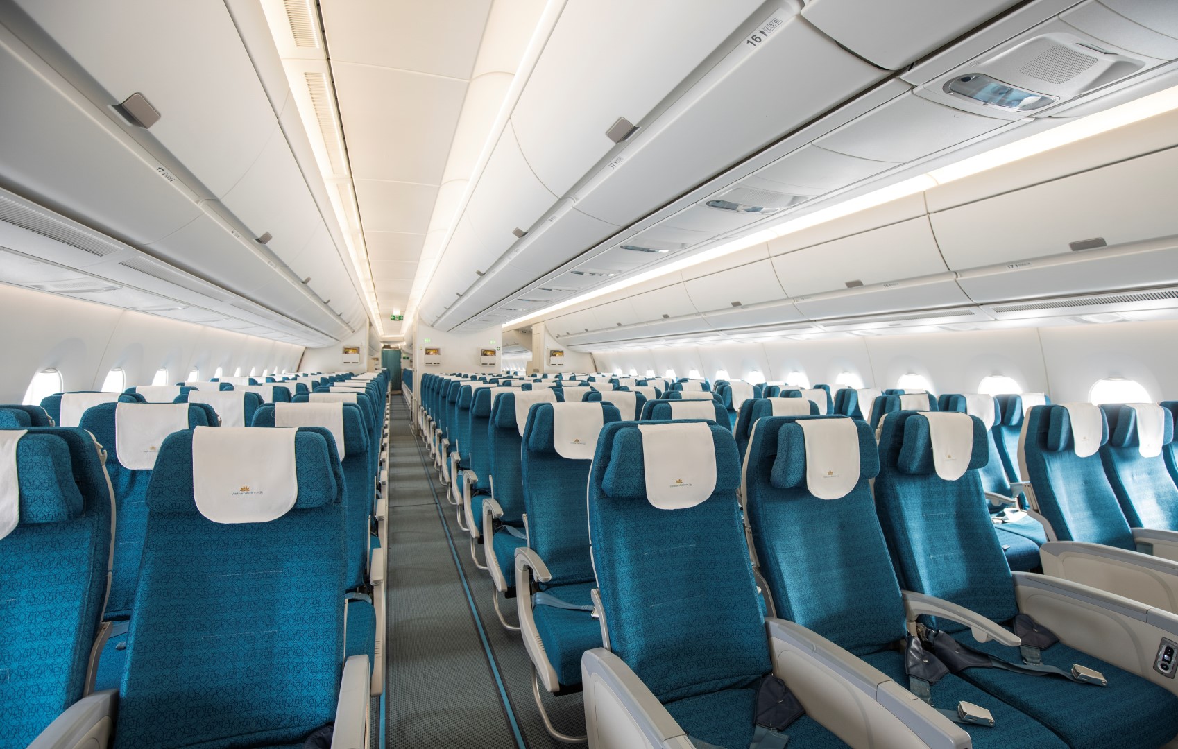 Khoang tàu bay tại Vietnam Airlines hiện đại, rộng rãi mang đến sự thoải mái nhất cho Quý khách