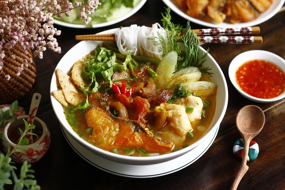 Những lát cá chiên giòn cùng nhiều loại đồ ăn kèm hấp dẫn, tạo nên đủ sắc, hương, vị cho tô bún cá cay ngon đậm đà