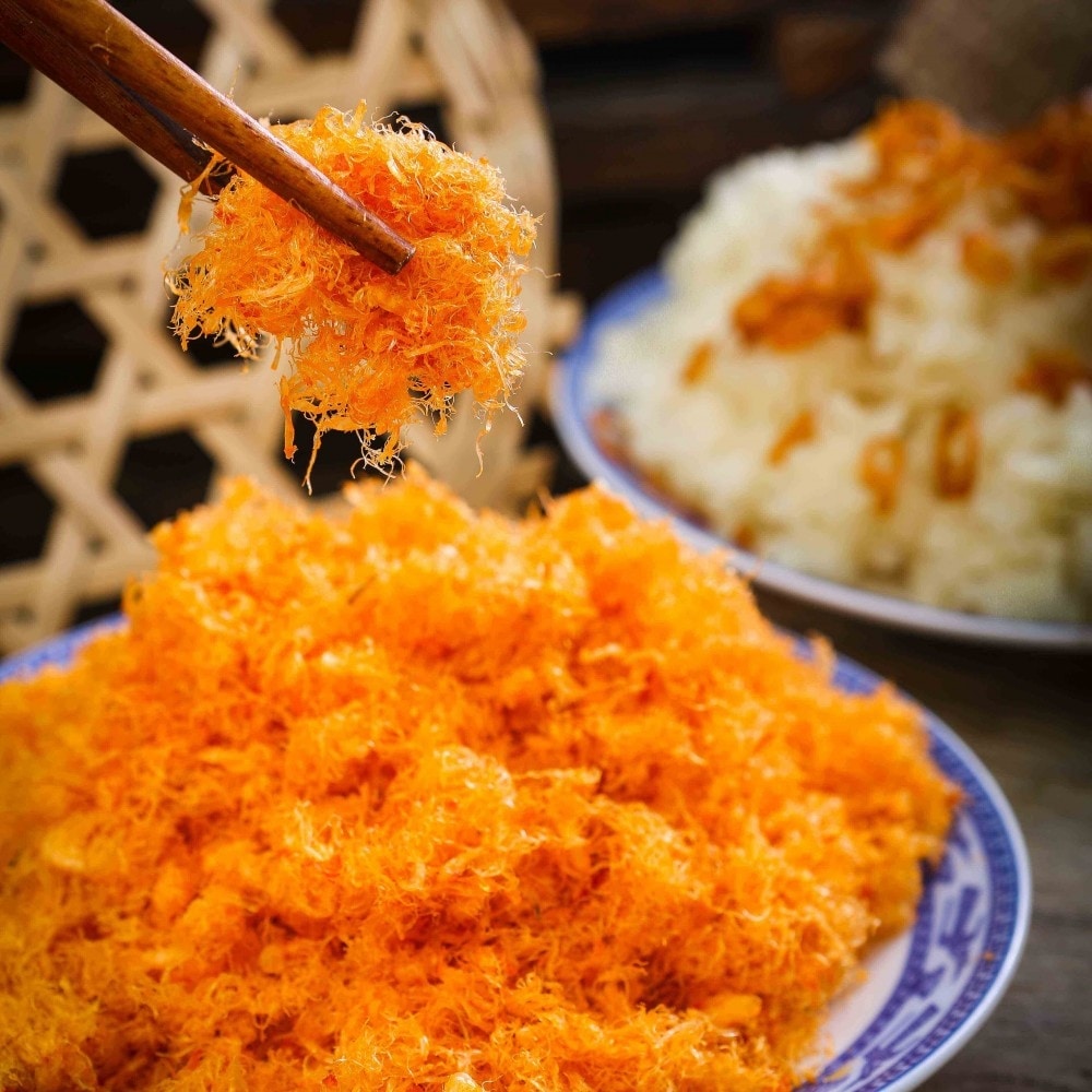 Ruốc tôm Hải Phòng được làm từ tôm biển tươi, có vị ngọt tự nhiên, sợi ruốc bông tơi, thơm ngon, thích hợp ăn kèm với cơm, cháo hoặc bánh mì