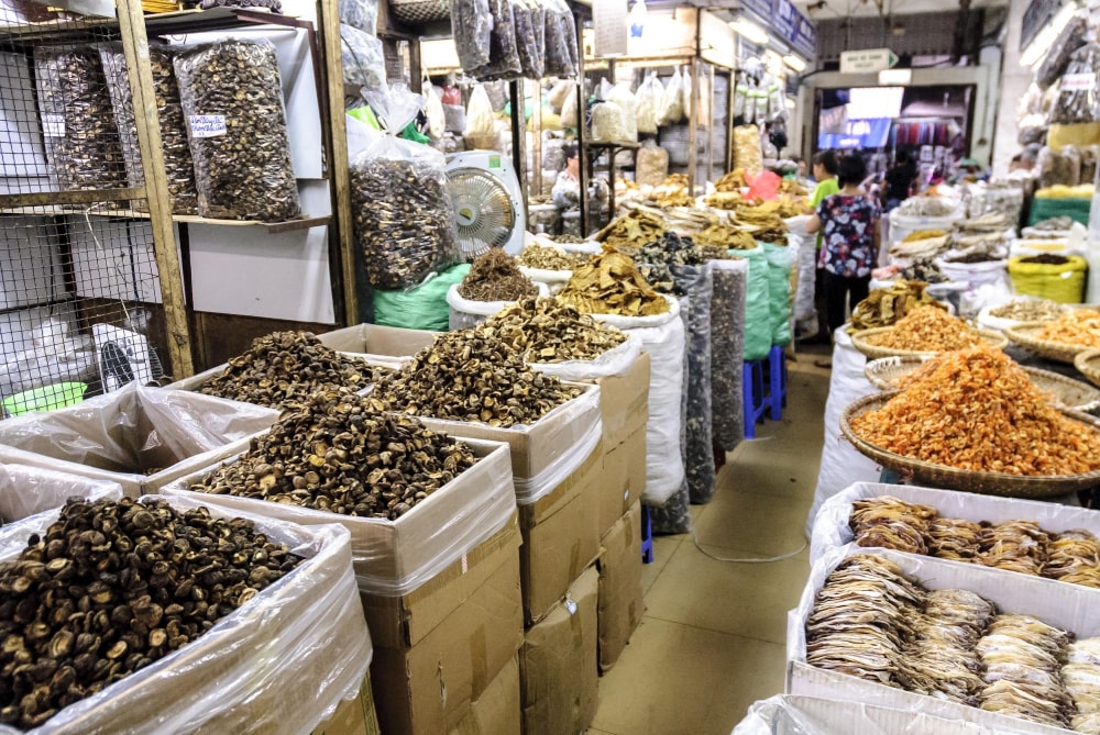 Bạn có thể ghé các khu chợ truyền thống để mua quà cho bạn bè, người thân
