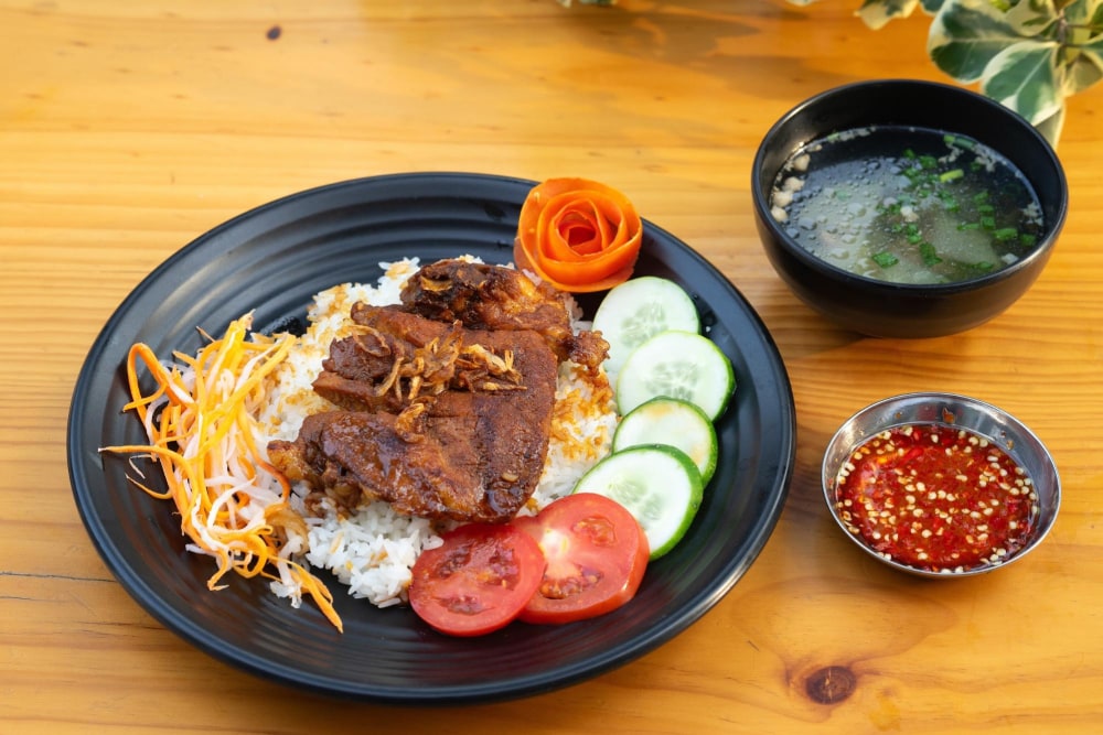 Cơm tấm là món ăn dân dã của người Sài Gòn