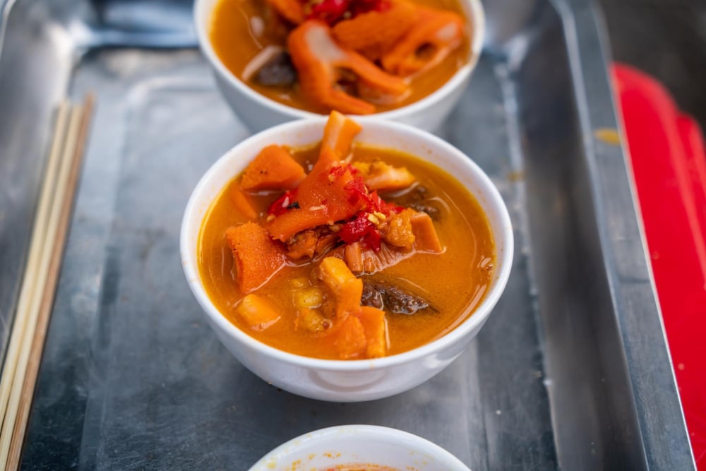 Phá lấu là món ăn vặt có hương vị độc đáo