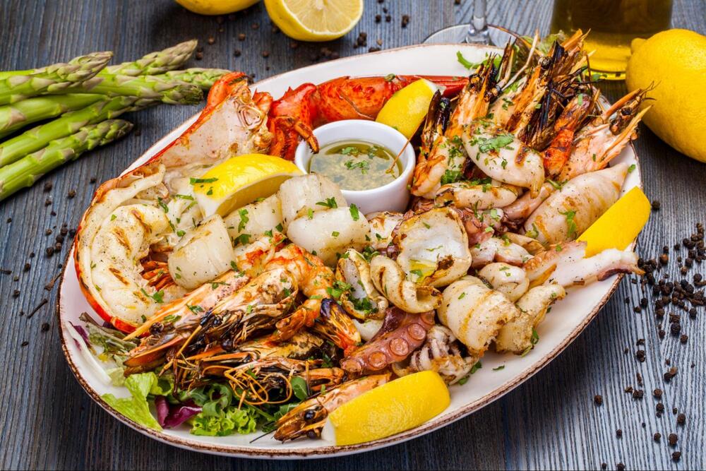 Hạnh Nhung luxury nổi tiếng với món hải sản sashimi