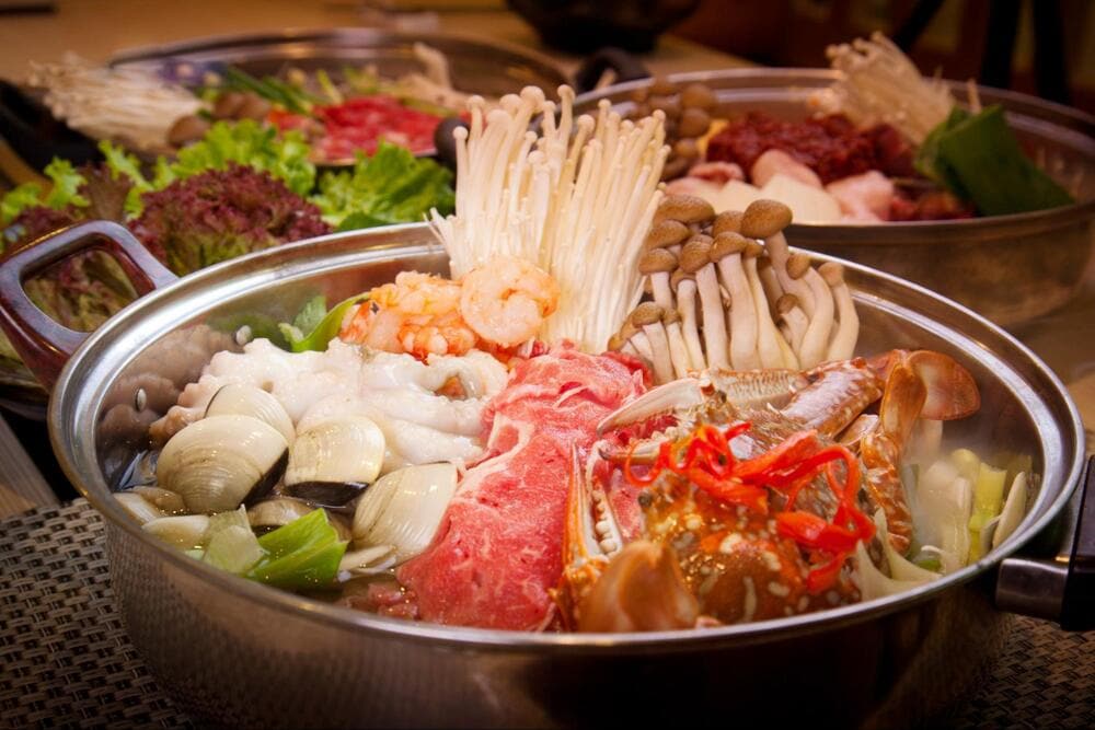 Thực khách có thể quây quần thưởng thức lẩu hải sản khi đi cùng bạn bè, người thân